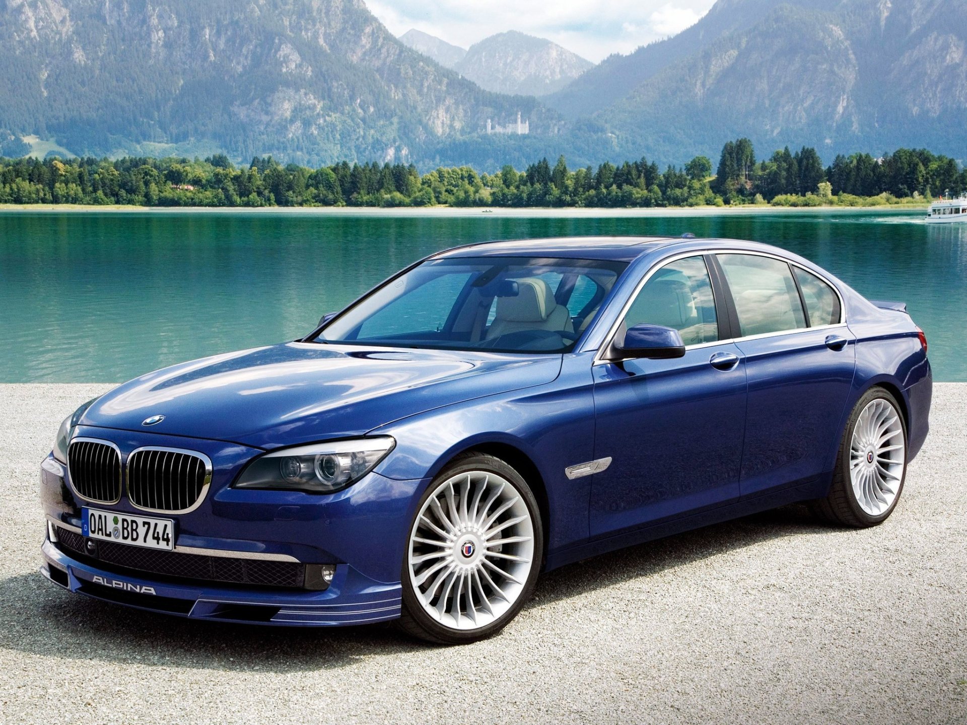 Синий BMW 7 series напротив голубого горного озера